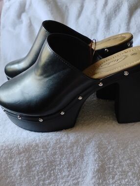 Atalina- Black faux Leather Clogs with faux Wooden Heel.  NEW Size 8